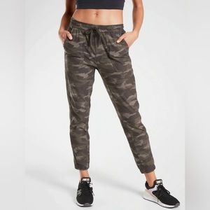 ATHLETA Farallon Jogger Pants Women's Size 4 Camo Olive Green